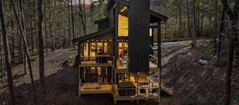 LUXE Chalet! Hottub, Sauna, Arcade, 8 Beds-3 Kings, Creek, 10min Downtown & Lake