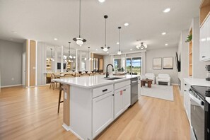Microwave, dishwasher, high chair - 10 BD/ 8 BA/ Windsor Cay (16012 SC) (Clermont)