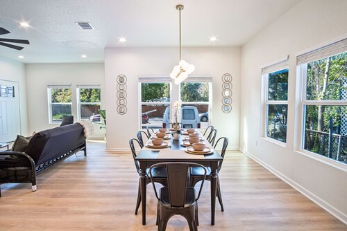 Urban Delight 4BR 3BA Near City Center