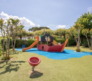 Children’s area - magnificent one-bedroom apartment with lake views, near the sea and golf (Mandelieu-la-Napoule)