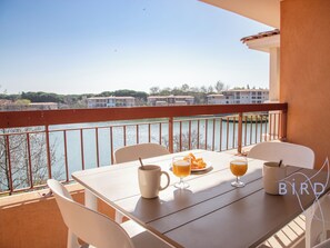 Outdoor dining - magnificent one-bedroom apartment with lake views, near the sea and golf (Mandelieu-la-Napoule)