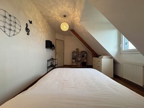 3 quartos, ferros/tábuas de passar roupa, Wi-Fi, roupa de cama