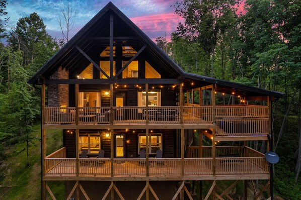 Exterior - Peaceful-Outdoor Fireplace-Forest View-Hot Tub-Omni One VR system-Bunks-WiFi (Sevierville)