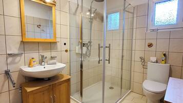 Dusche, Haartrockner, Handtücher, Seife