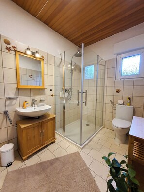 Douche, sèche-cheveux, serviettes fournies, savon