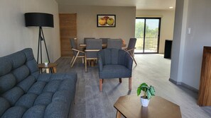 Living area - APARTMENT WITH PRIVATE POOL, GARDEN AND BAR (Ixtapan de la Sal)