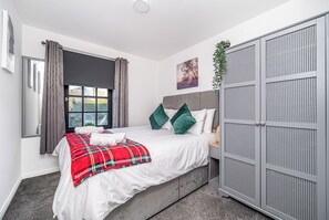 2 bedrooms, desk, iron/ironing board, free WiFi - Super Prime Abbey + Free Parking by Three Bridges Apartments (Dunfermline)