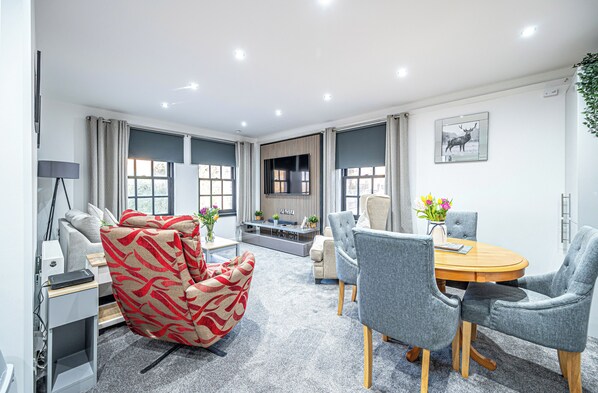 Interior - Super Prime Abbey + Free Parking by Three Bridges Apartments (Dunfermline)