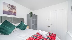 2 soverom, skrivebord, strykejern/-brett og wi-fi (inkludert)
