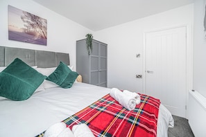 2 Schlafzimmer, Schreibtisch, Bügeleisen/Bügelbrett, kostenloses WLAN