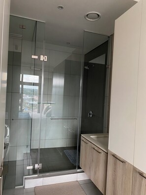 تجهيزات دش، مجففات شعر، مناشف، ورق حمّام