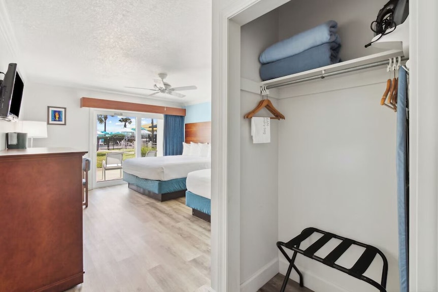 Sunlit Ocean View Suite, Ideal For Relaxing Family Getaways With Outdoor Pool - Neptune Beach, FL