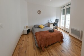 4 chambres, bureau, fer et planche à repasser, lit parapluie