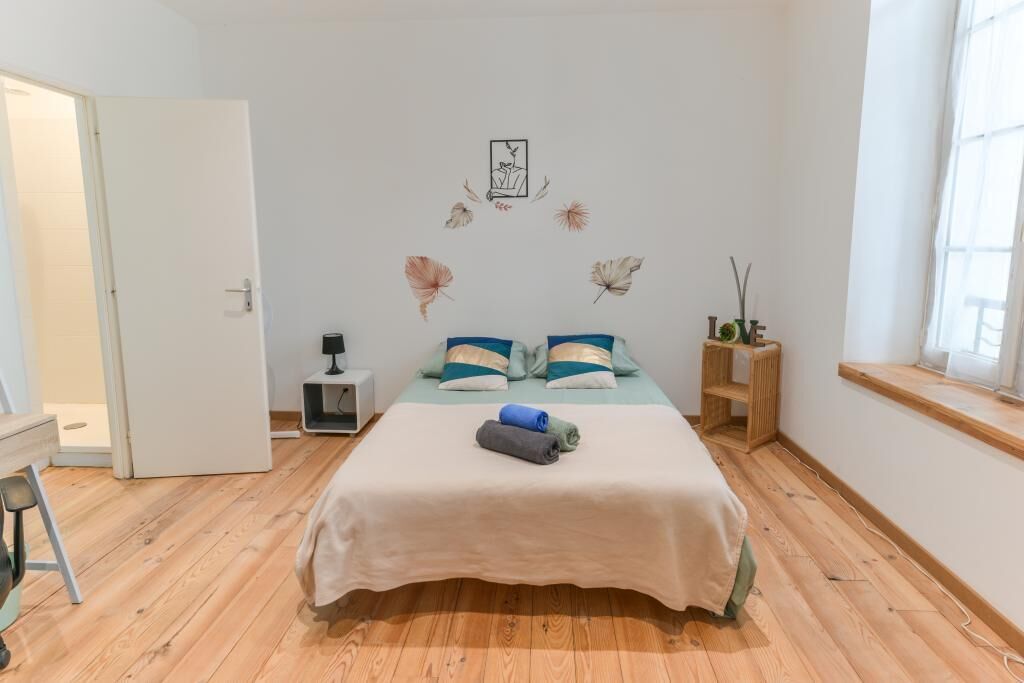 4 bedrooms, desk, iron/ironing board, travel crib