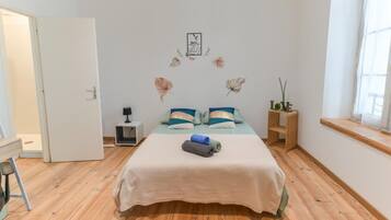 4 bedrooms, desk, iron/ironing board, travel crib