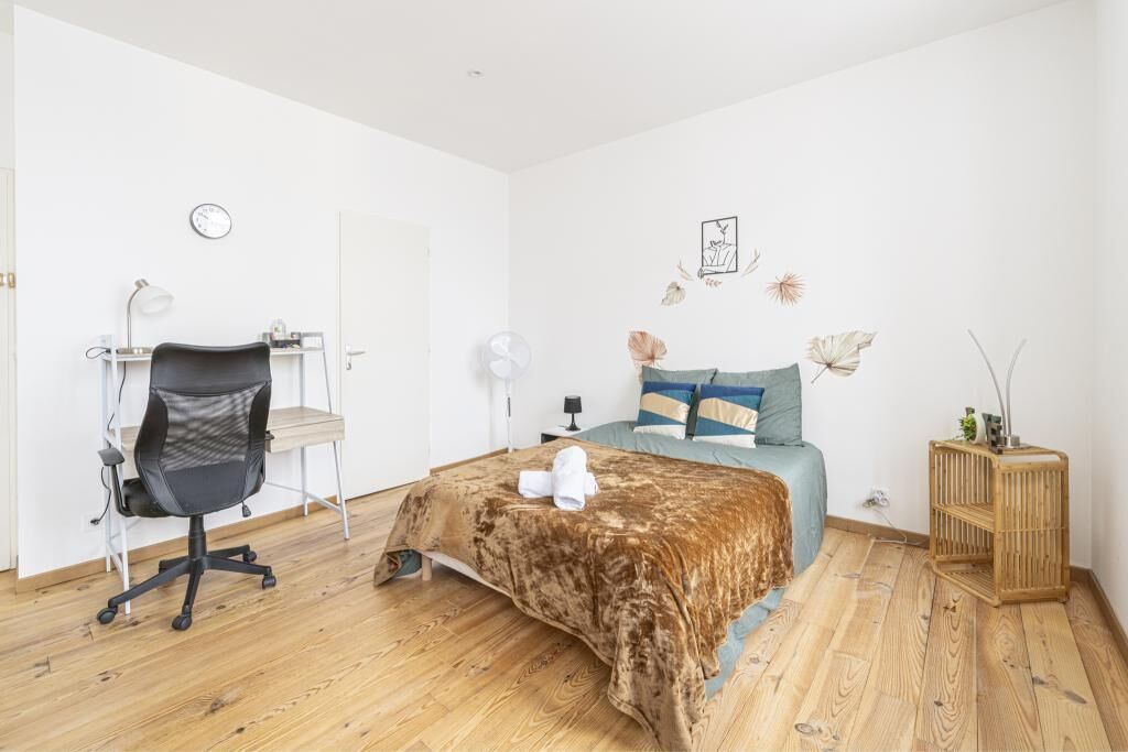 4 chambres, bureau, fer et planche à repasser, lit parapluie