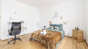 4 chambres, bureau, fer et planche Ă repasser, lit parapluie