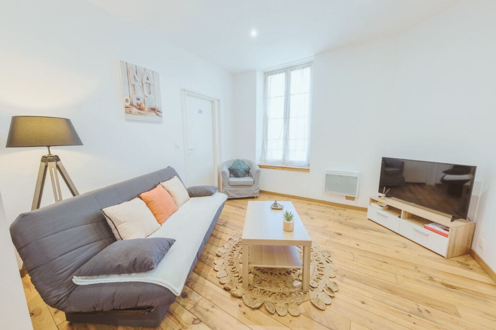 TV connectée, livres, espaces bureaux