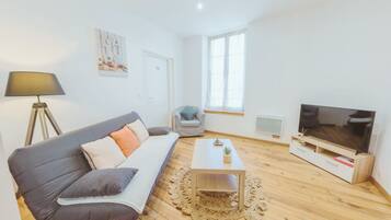 TV connectée, livres, espaces bureaux