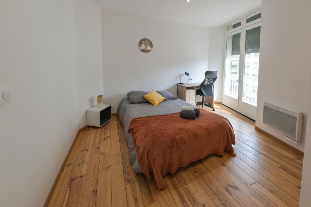 4 bedrooms, desk, iron/ironing board, travel crib