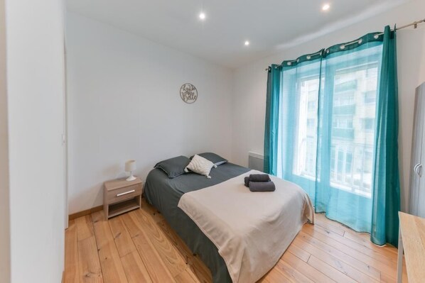 4 bedrooms, desk, iron/ironing board, travel cot