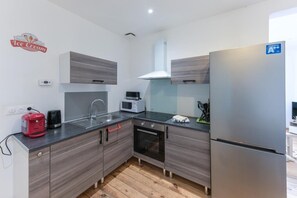 Frigorífico, microondas, horno y placa de cocina