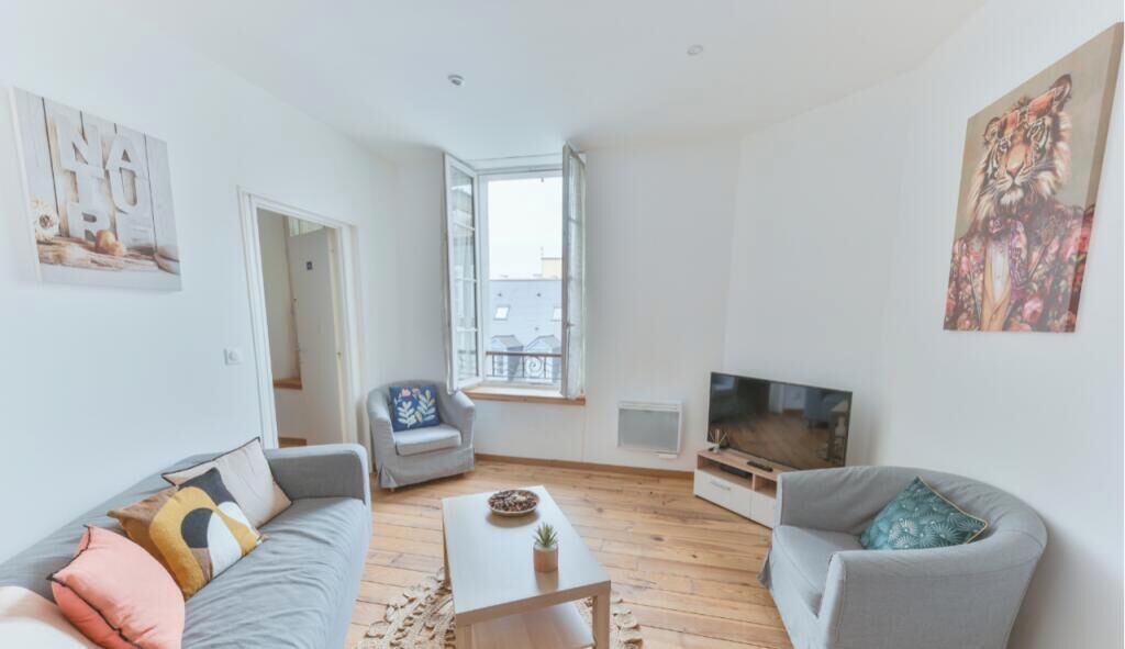 TV connectée, livres, espaces bureaux