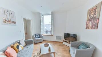 Älytelevisio, kirjoja, työhuone