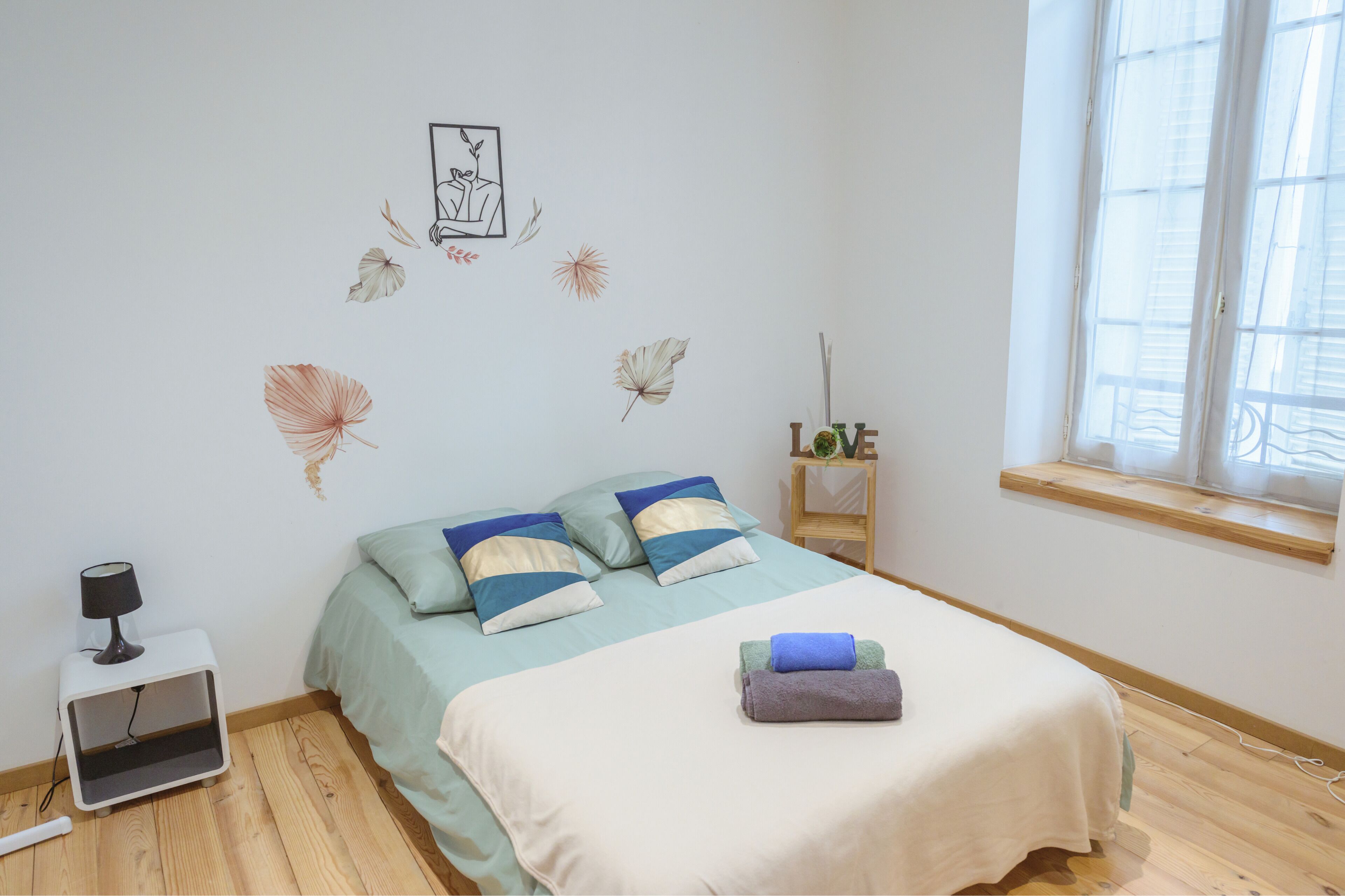 4 slaapkamers, een bureau, een strijkplank/strijkijzer, reisbedje