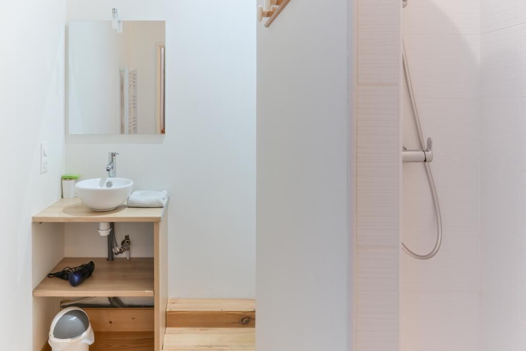 Douche, sèche-cheveux, serviettes fournies