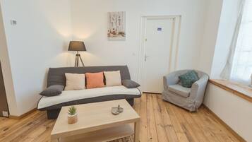 Smart-tv, boeken en een kantoor