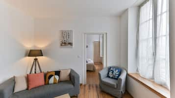 TV connectée, livres, espaces bureaux