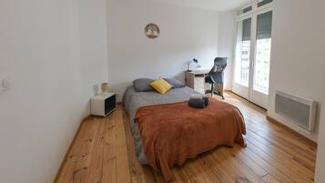 4 slaapkamers, een bureau, een strijkplank/strijkijzer, reisbedje