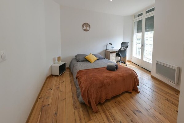 4 bedrooms, desk, iron/ironing board, travel crib - Grand Central Suites - 4 Ch. Premium & Parking (10p) (Pau)