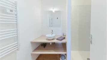 Dusche, Haartrockner, Handtücher