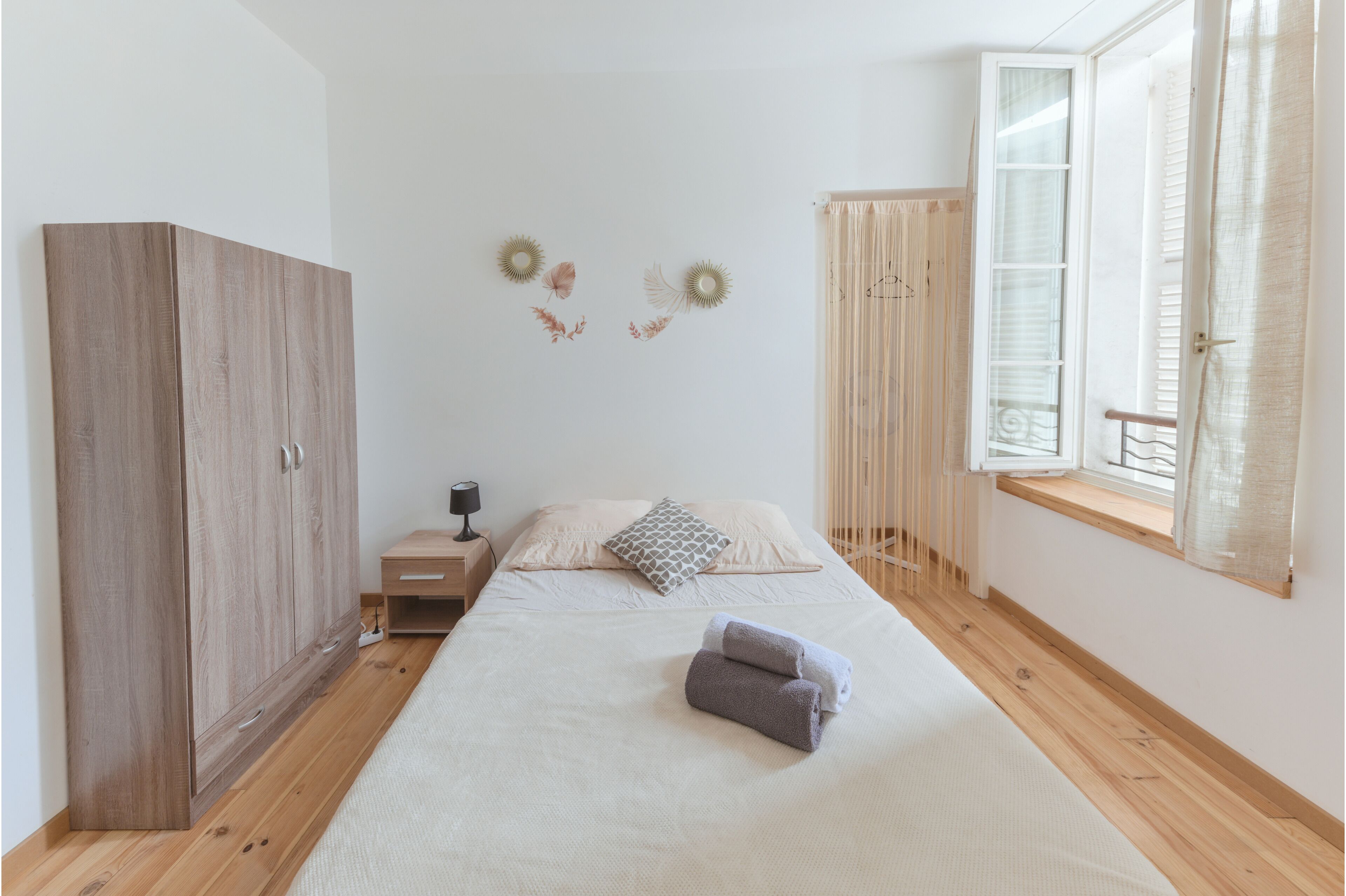 4 bedrooms, desk, iron/ironing board, travel crib