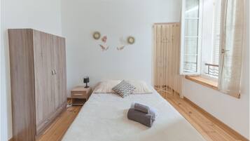 4 bedrooms, desk, iron/ironing board, travel crib