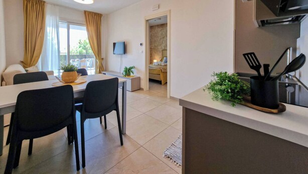 Un apartamento moderno con comedor, cocina y sala de estar.