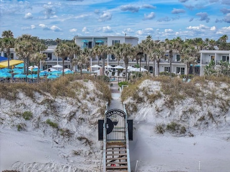 Extérieur. Explore Local Gems from a Relaxing Beachfront Room with Outdoor Swimming Pool