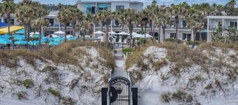 Beachfront Delight: Two Pet-Friendly Rooms with Outdoor Swimming Pool