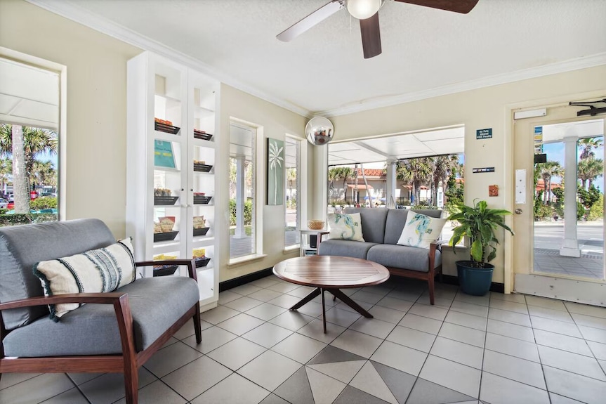 Perfect Beach Getaway: 4 Family Rooms, Outdoor Pool & Pet-friendly - Neptune Beach, FL