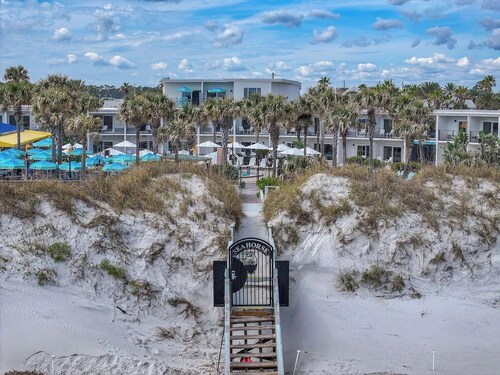 Perfect Beach Getaway: 4 Family Rooms, Outdoor Pool & Pet-Friendly