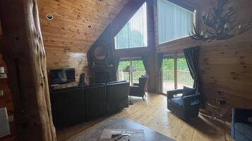 TV connectée, cheminée, écrans d'ordinateur, imprimantes