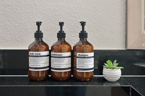 Hair dryer, towels, soap, shampoo - Homelike 1bdr in MDR with pool, free parking, gym (Marina del Rey)