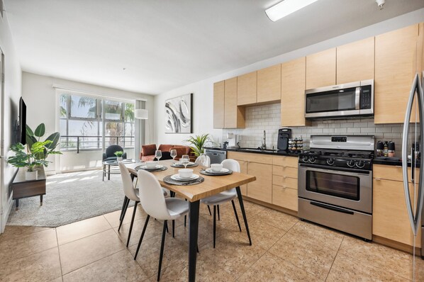 Fridge, microwave, oven, stovetop - Homelike 1bdr in MDR with pool, free parking, gym (Marina del Rey)
