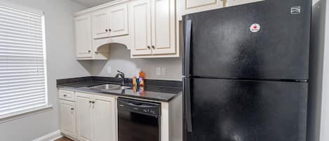 Køleskab, mikrobølgeovn, ovn, kogeplade