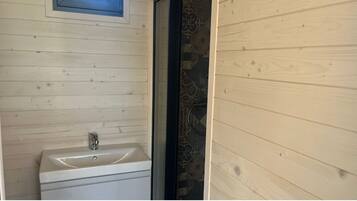 Douche, sĂšche-cheveux, serviettes fournies, papier toilette