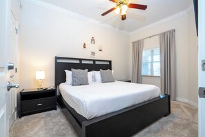 3 室のベッドルーム、デスク、アイロン / アイロン台、旅行用ベビーベッド