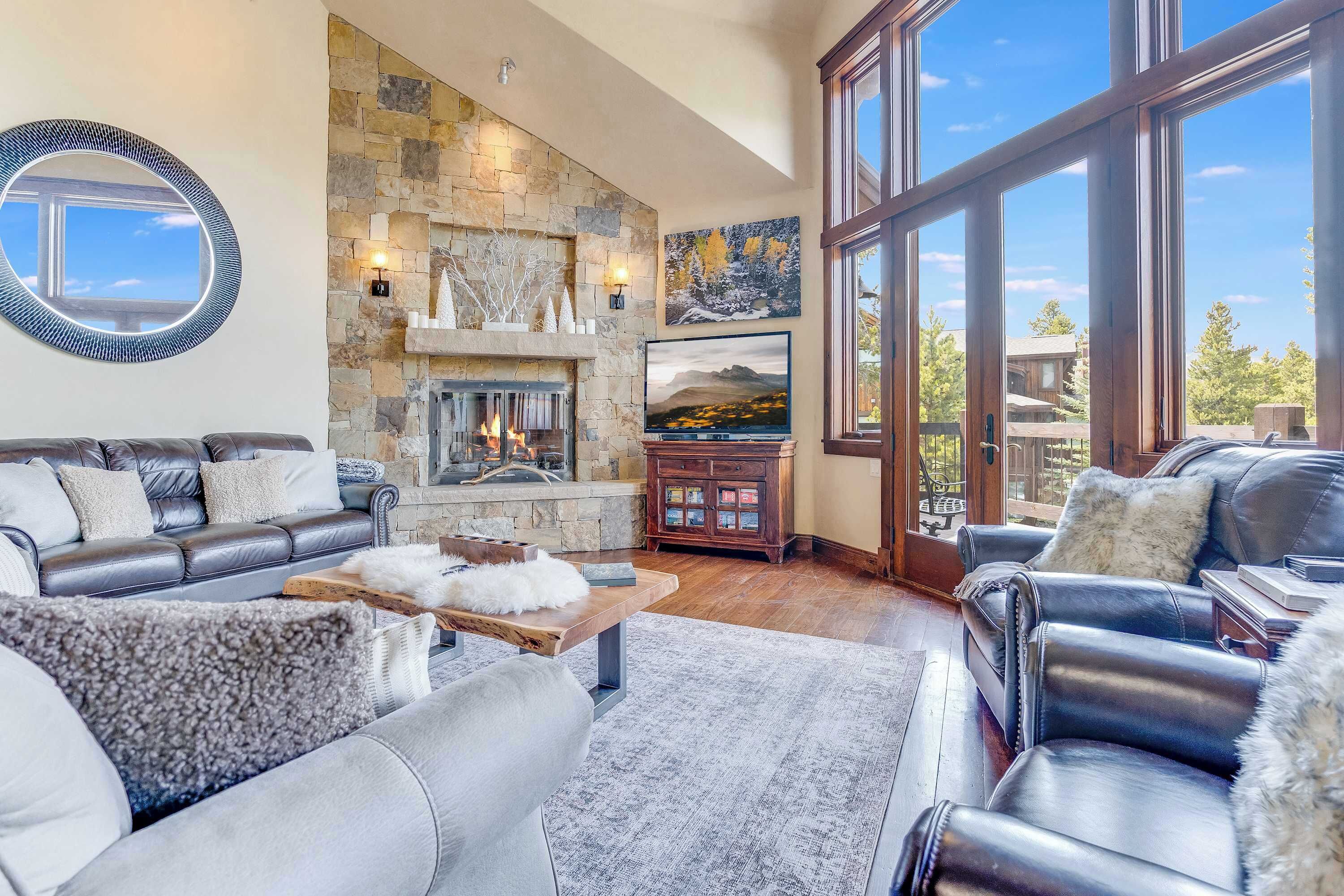 Smart TV, chimenea, videojuegos y reproductor de DVD 