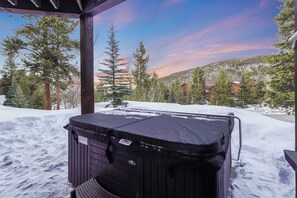 Outdoor spa tub - Lux Cabin - Sauna - Hot tub & Game Room (Breckenridge)